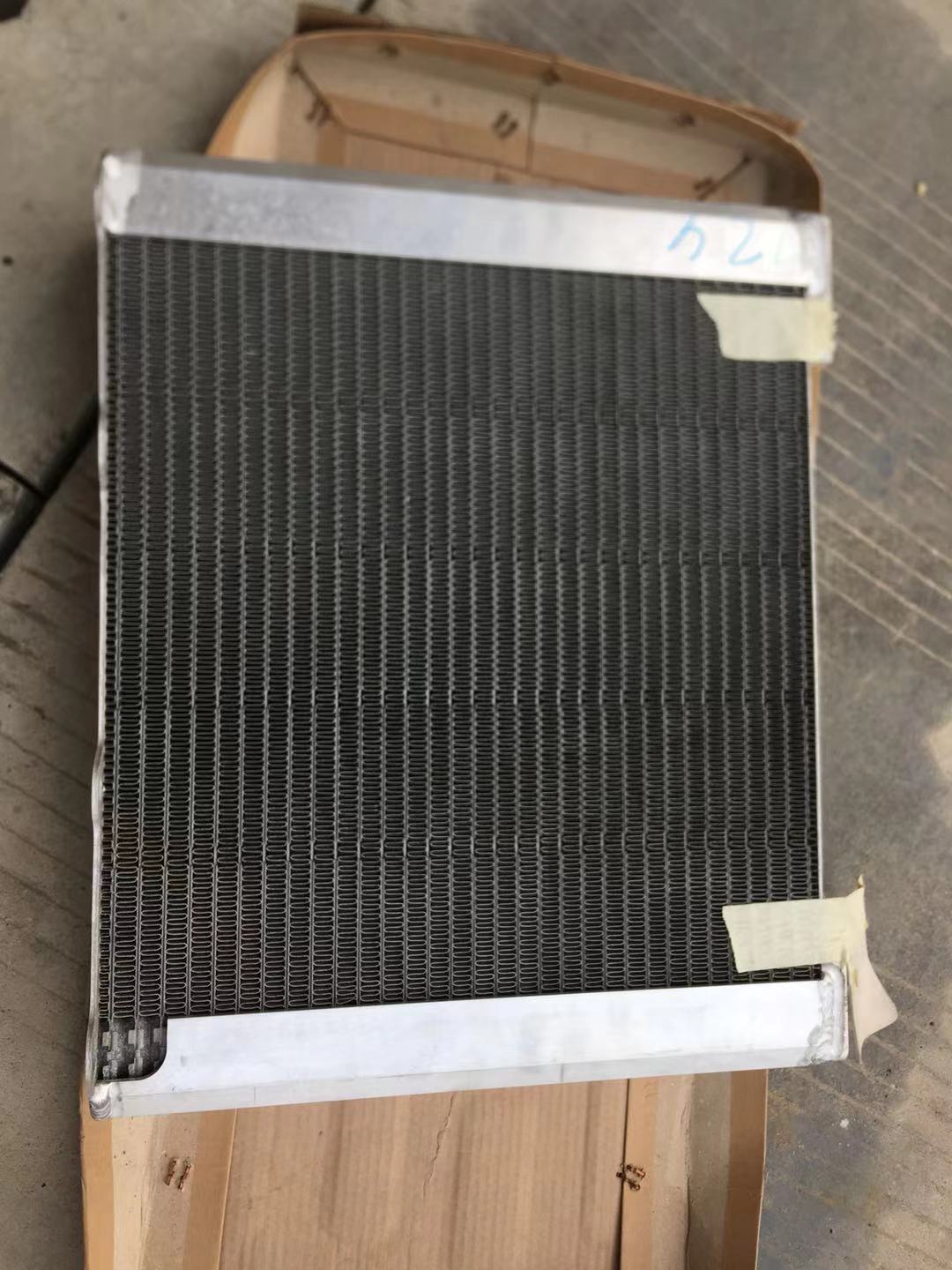 沃尔沃P6820摊铺机发动机散热器