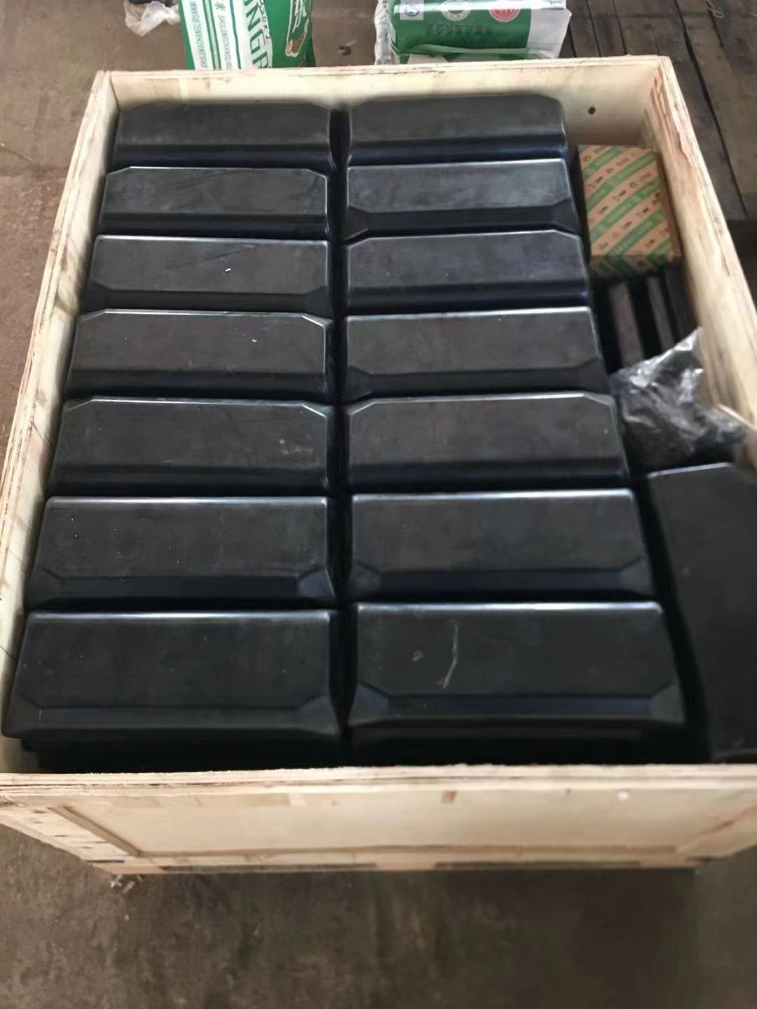 沃尔沃摊铺机ABG8820履带板胶块 沃尔沃摊铺机ABG8820履带板胶块